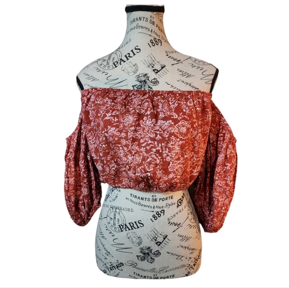 Forever 21 Tops - Forever 21 Cold shoulder Floral crop top Size Large